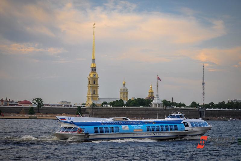 Прогулочное судно в Петербурге