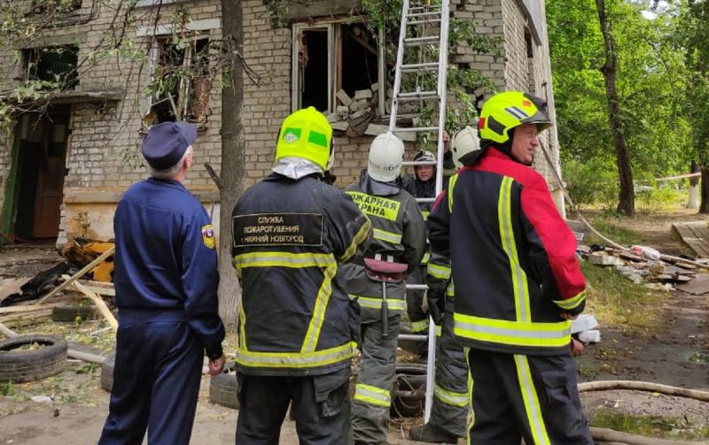 Спасатели проводят обследование взорвавшегося дома в Нижнем Новгороде