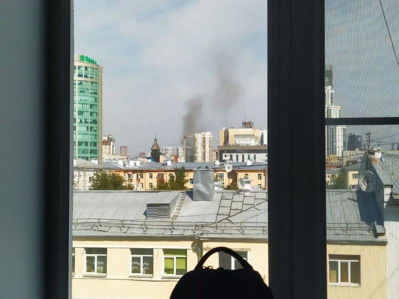В центре Екатеринбурга горит неэксплуатируемое строение