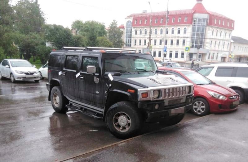 В Нижнем Тагиле приставы арестовали автомобиль Hummer