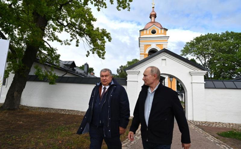 Владимир Путин и глава компании «Роснефть» Игорь Сечин посетили монастырь после завершения реконструкции