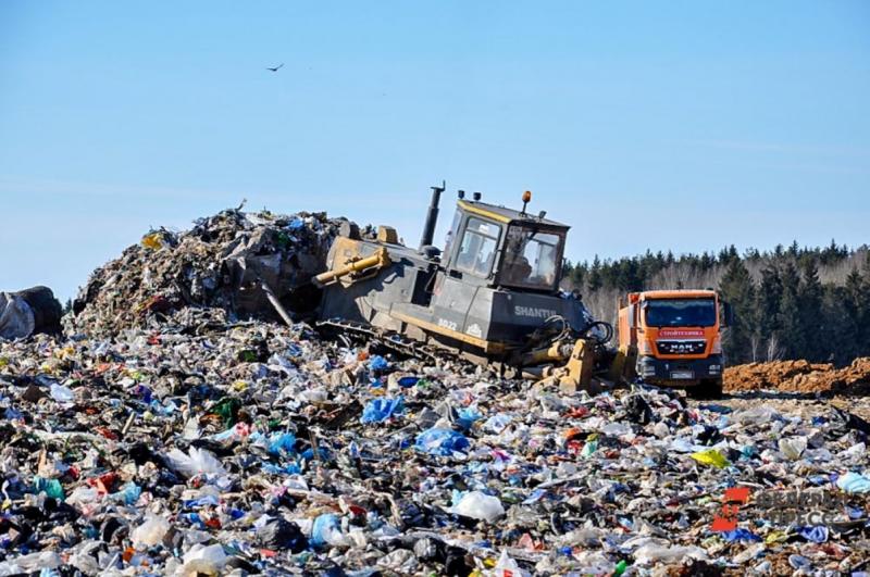 Специалисты разрабатывают способы тушения тлеющего мусора на свалке в Кемерове