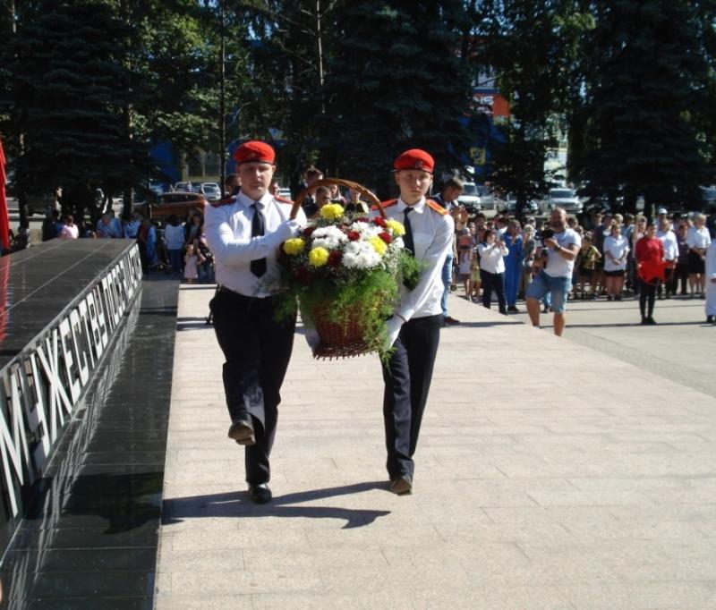 В Киселевске во время празднования Дня шахтера возложили цветы к монументу «Мужеству посвящается»