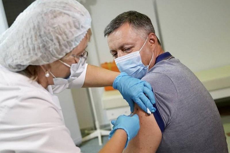Прививался глава региона в новом мобильном пункте вакцинации