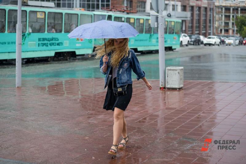 Девушка идет под зонтиком