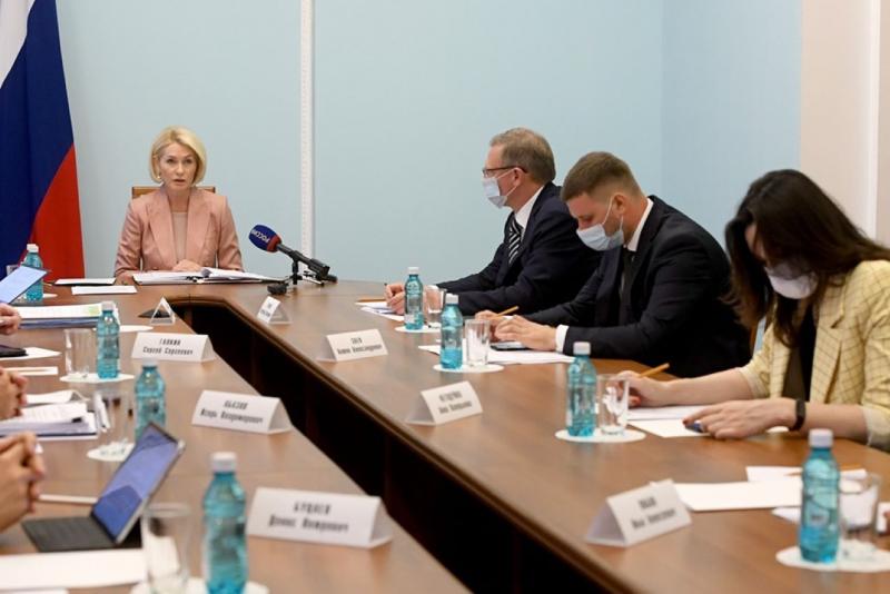 Вице-премьер правительства РФ Виктория Абрамченко в преддверии выходных прилетела с рабочим визитом в Омск