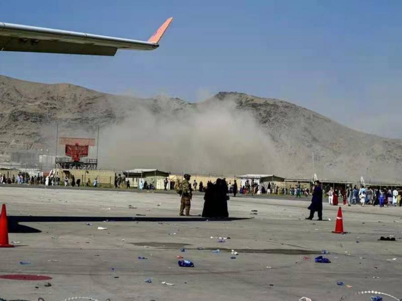 Более 40 человек погибли в результате взрывов у аэропорта Кабула