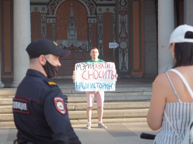 Житель Екатеринбурга устроил пикет из-за сноса дома XIX века прямо перед мэрией города