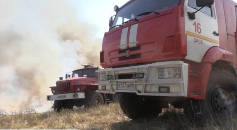 Силы МЧС пятый день продолжают тушить крупное возгорание в Кувандыкском районе