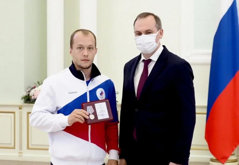 Артем Здунов наградил призера Олимпиады в Токио по греко-римской борьбе Сергея Емелина