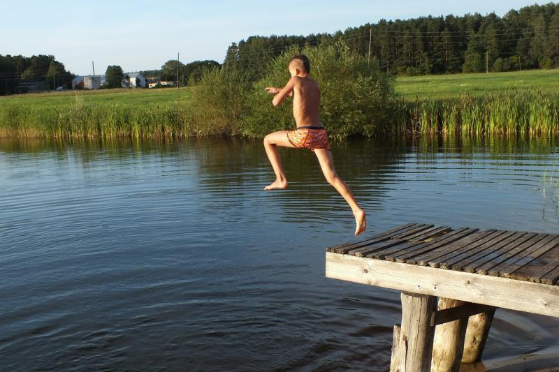 Долго купаться в холодных августовских водоемах не рекомендуется