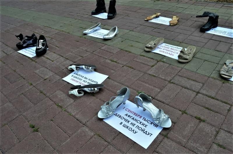 В Челябинске прошла акция феминисток в поддержку афганских женщин