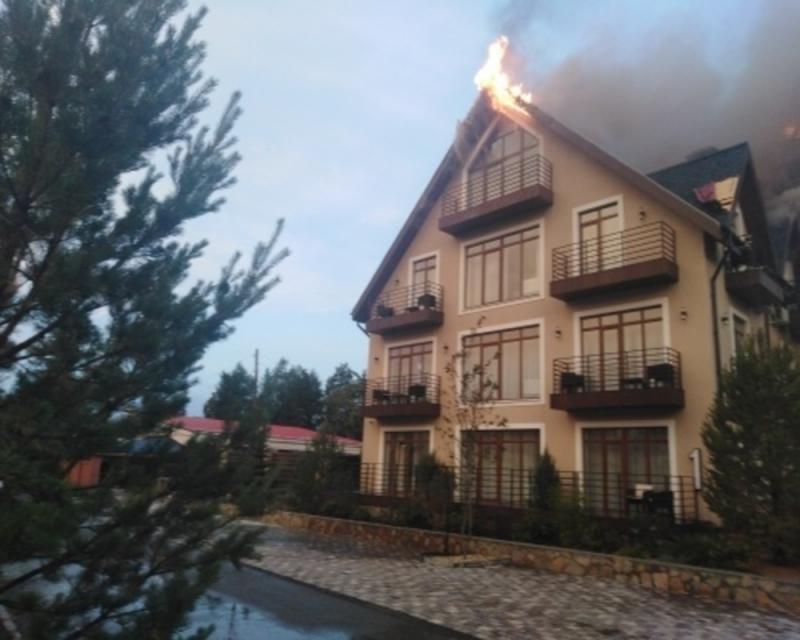 В Челябинской области из-за молнии загорелся отель депутата ЗСО
