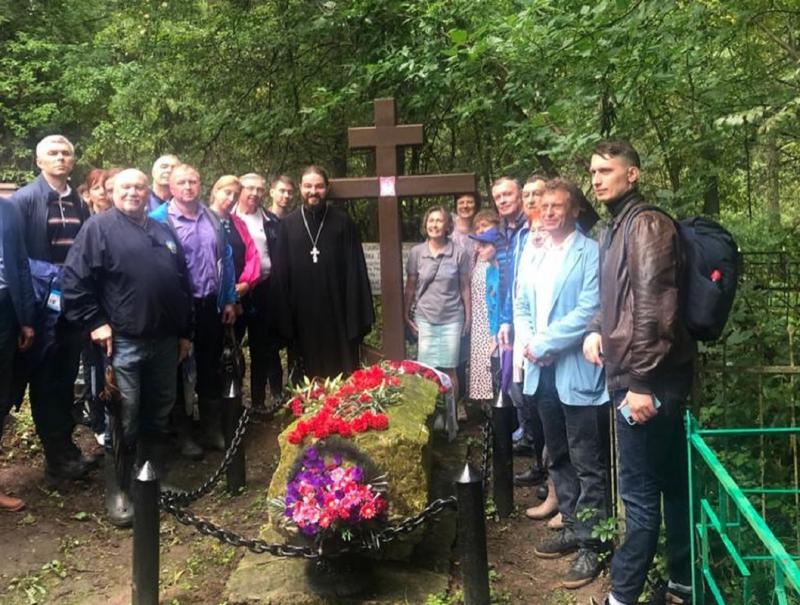 Алексей Орлов посетил могилу отца-основателя Екатеринбурга