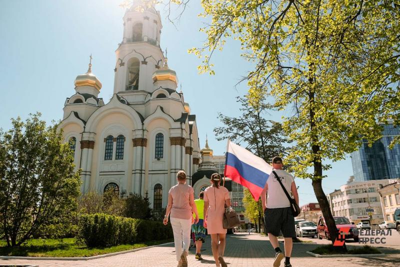 церковь и флаг России
