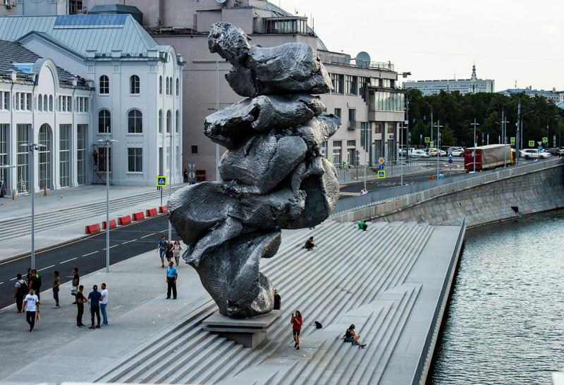 Памятник установили на Болотной набережной еще 15 августа
