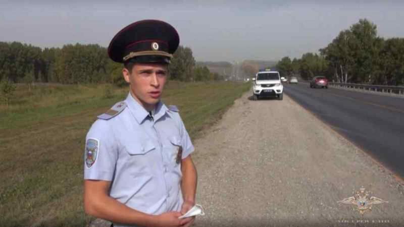 Сержант полиции Иван Тузиков спас мужчину из горящей машины