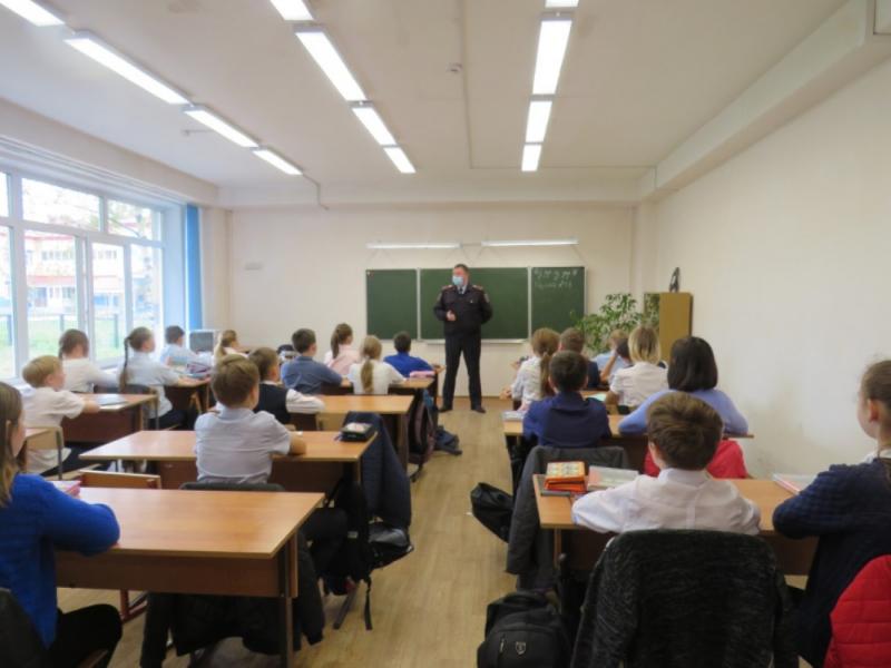 Полиция проводит в школах профилактические мероприятия после убийства девочек в Киселевске