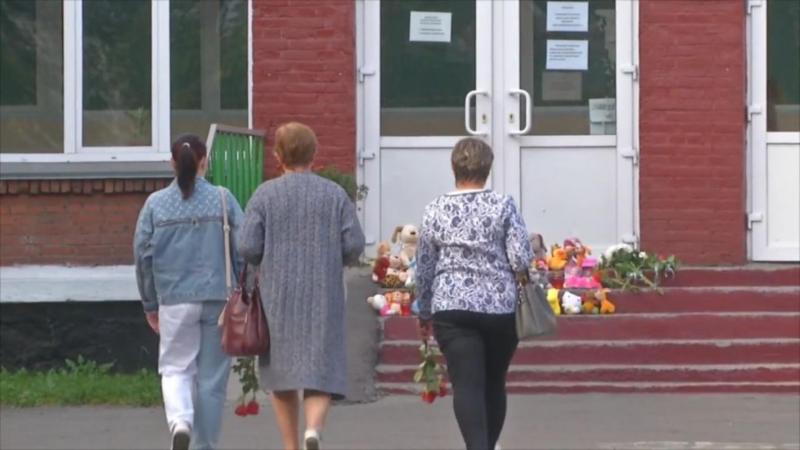 Киселевчане соорудили стихийный мемориал в память об убитых девочках