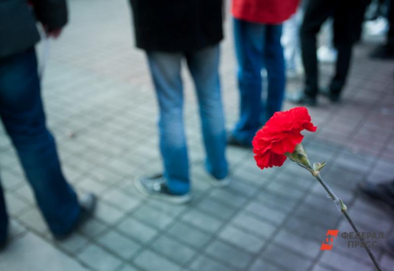 В Киселевске проходит церемония прощания с убитыми школьницами