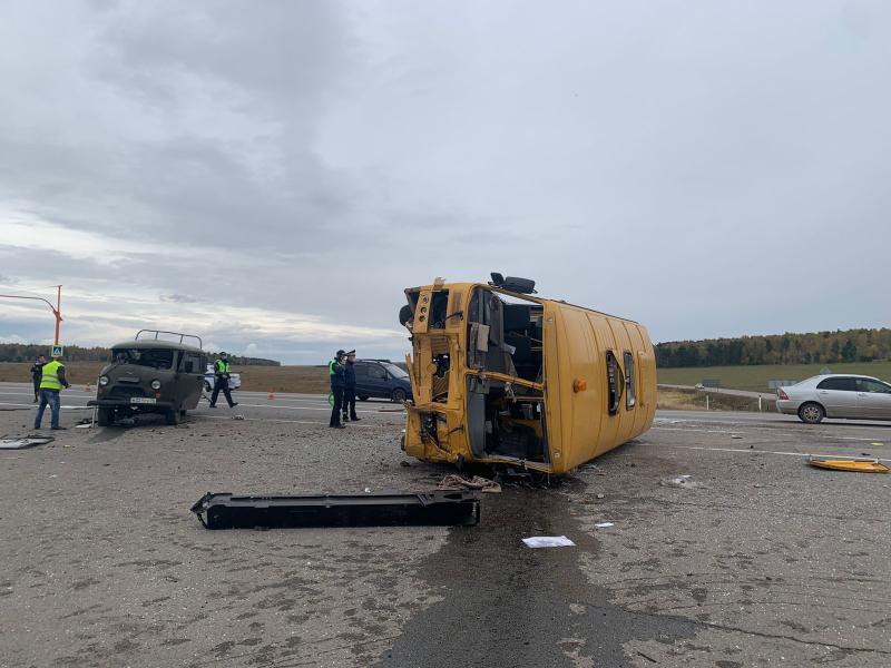 В салоне автобуса находились ученики второго и четвертого класса