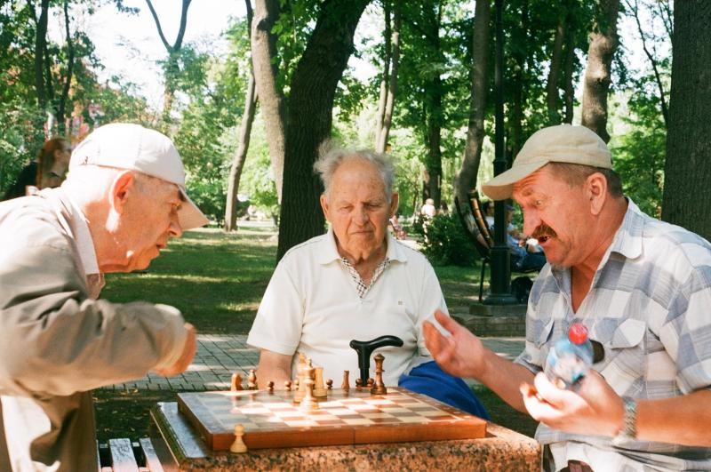 Дедки играют в шахматы