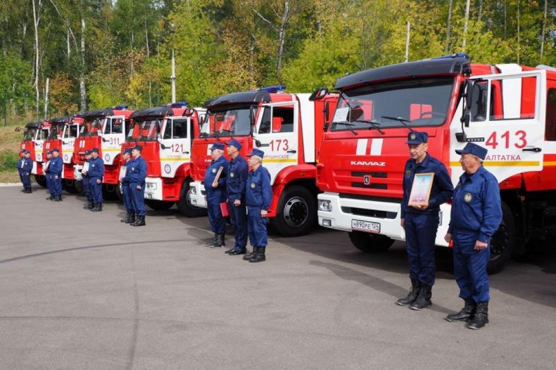 Речь идет о современных пожарных цистернах на базе автомобиля КамАЗ