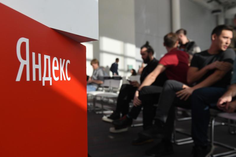 Минцифры опровергло установку по умолчанию поисковика «Яндекс» на устройствах