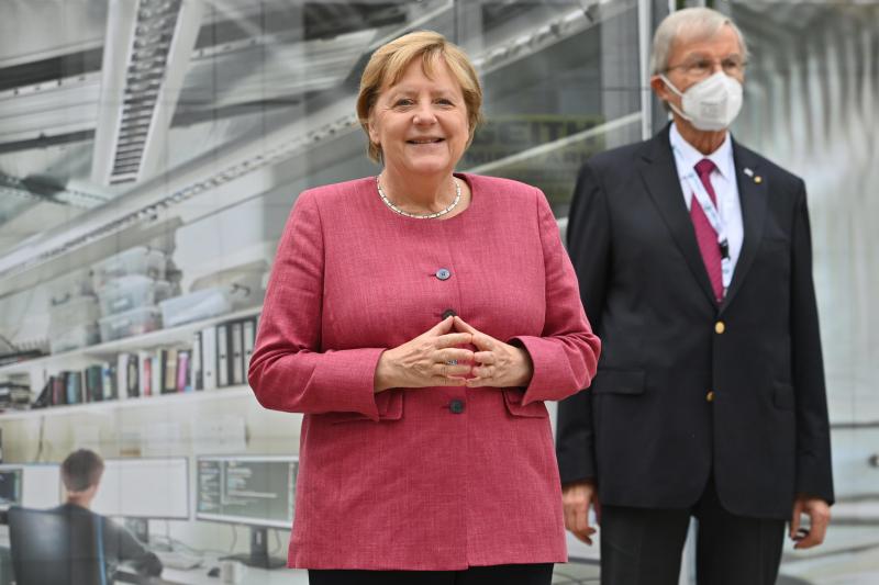 На рекламном баннере компании по продаже матрасов изобразили фирменный жест Меркель