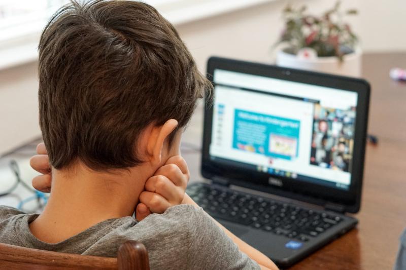Как защитить ребенка от угроз в интернете