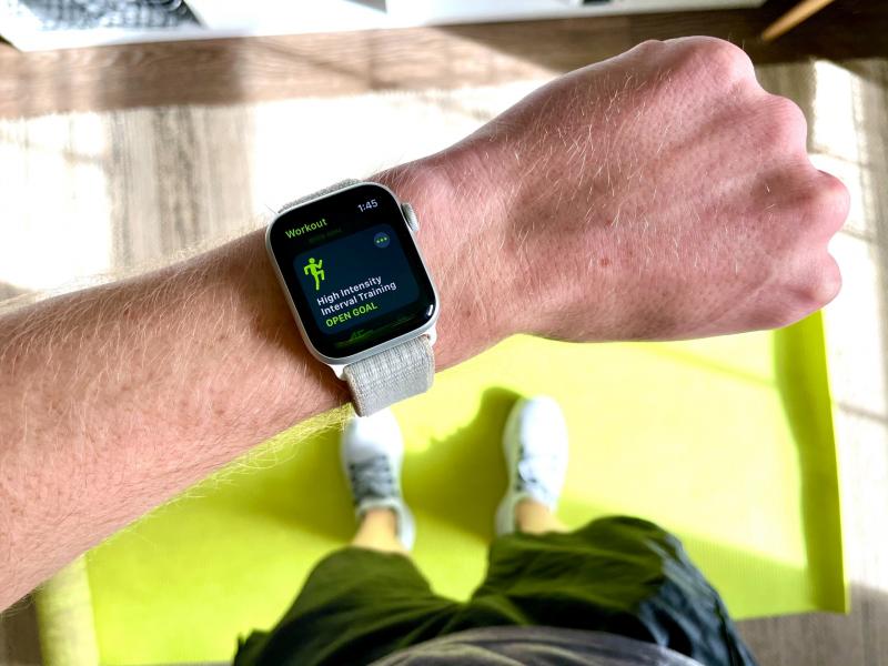 Главным нововведением Apple Watch Series 7 стал большой экран