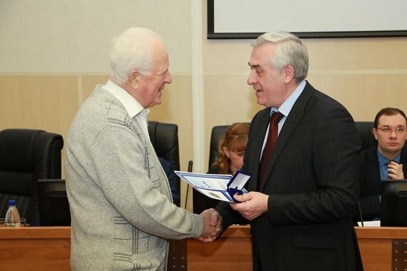 Валентин Камышов был награжден ректором УрГЭУ Яковом Силиным за многолетний труд во благо университета