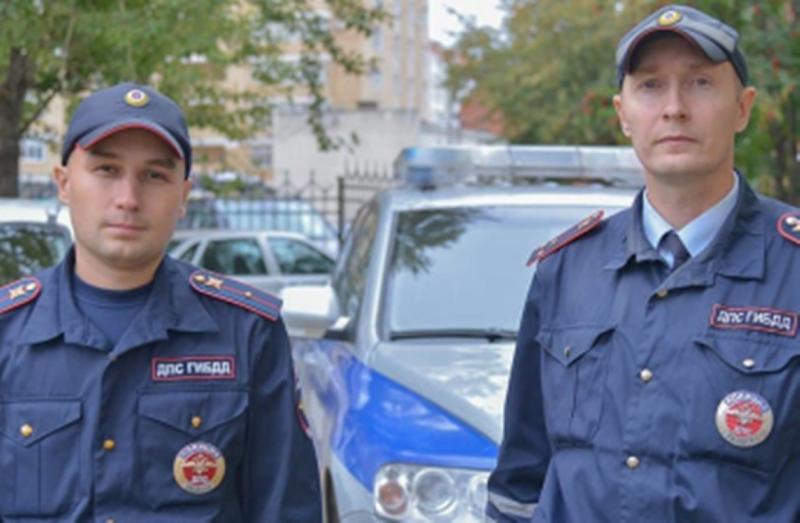 Наградят старшего лейтенанта полиции Владимира Макарова и младшего лейтенанта Константина Калинина