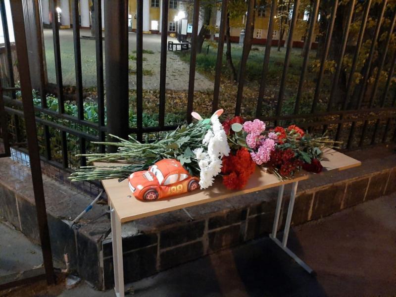 Люди продолжают нести цветы к стихийному мемориалу около вуза