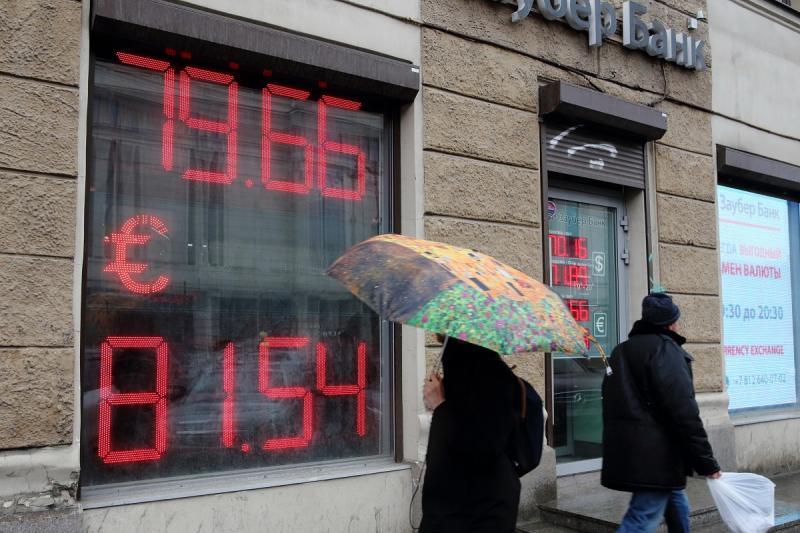 Рубль продолжает укрепляться по отношению к основным резервным валютам