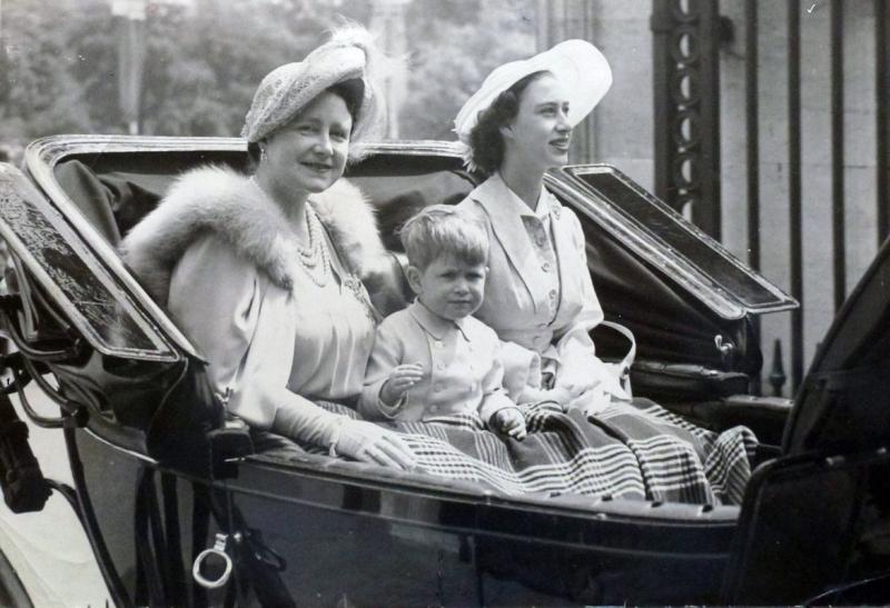 Принц Чарльз с мамой и бабушкой