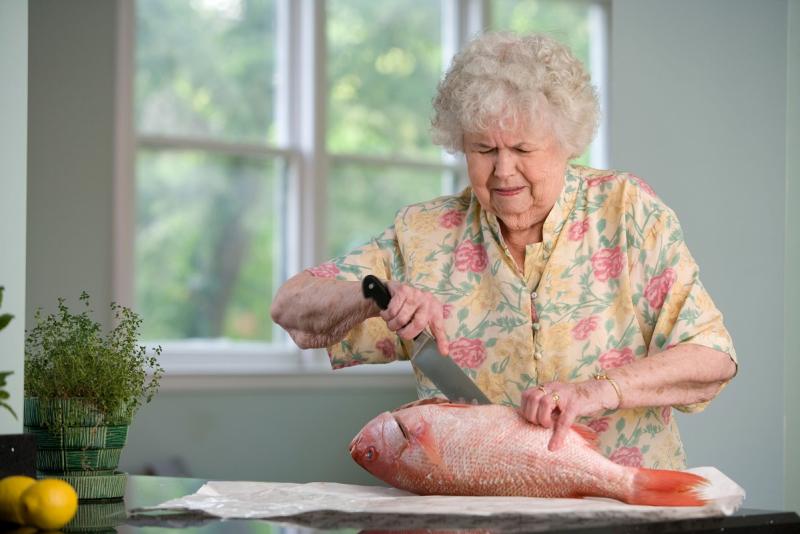 Пожилая женщина готовит