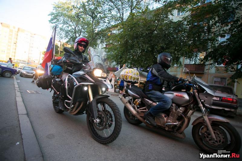Байкеры украсили свои мотоциклы государственными флагами