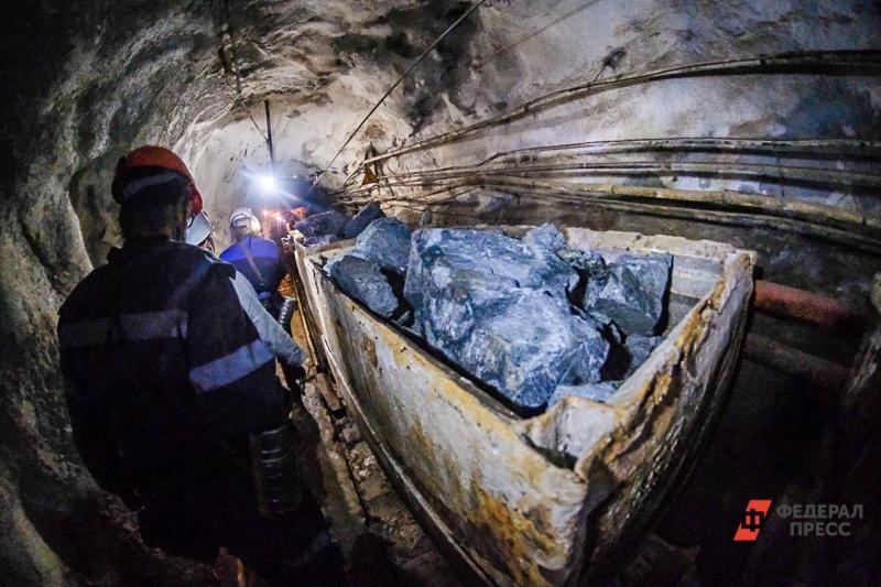 С двух кузбасских шахт-банкротов сократили тысячу горняков