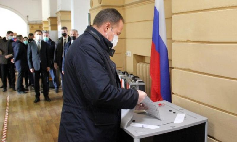 Игорь Комаров предпочел отдать свой голос на выборах очно