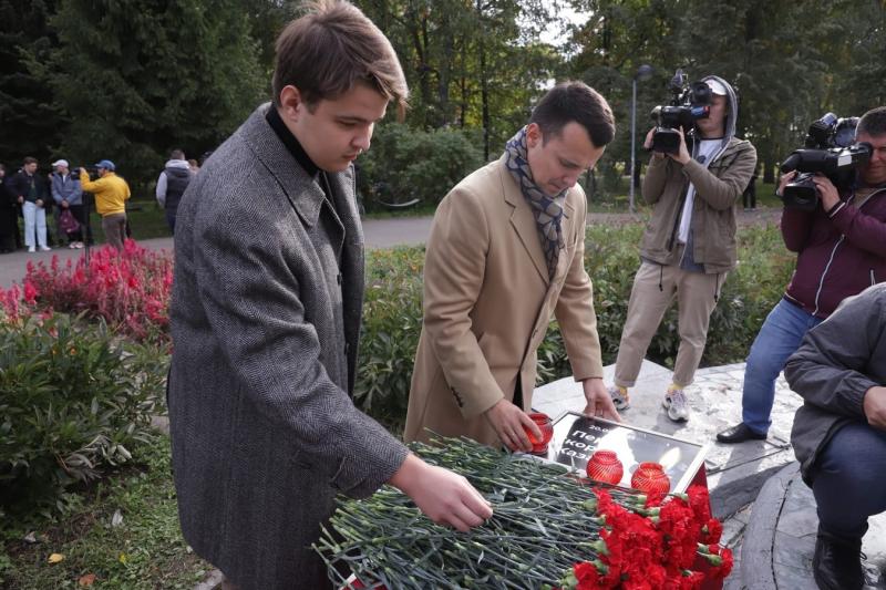 К фонтану казанцы приносят цветы и памятные таблички
