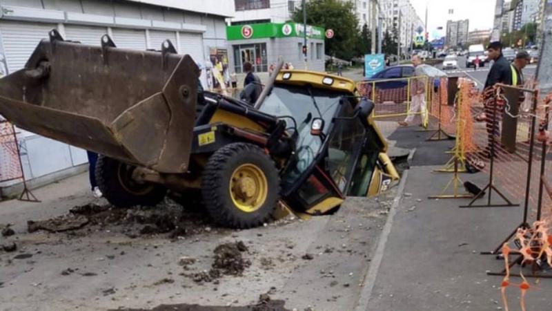 В Челябинске трактор провалился под асфальт