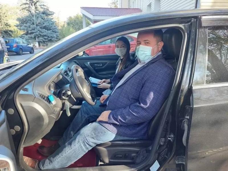 В Челябинске глава района развез врачей по вызовам