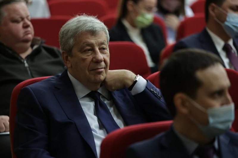 Сенатор Аркадий Чернецкий во время вручения мандатов свердловским депутатам