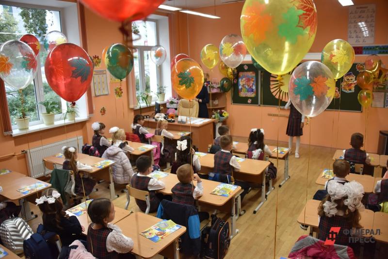 Школьников Екатеринбурга переводят на дистант из-за COVID-19