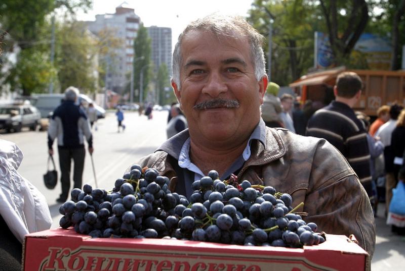 Мужчина с виноградом