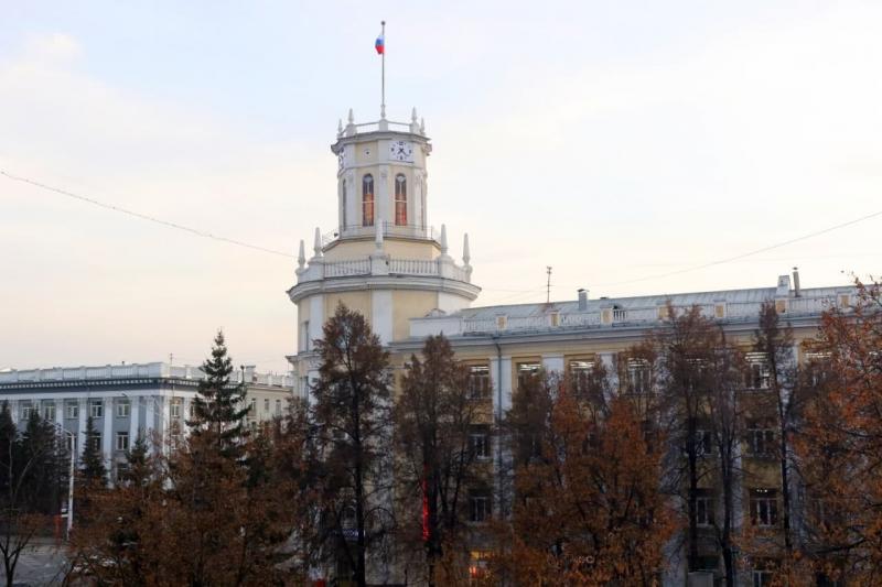 Мастер починил часы на Главпочтамте в Кемерове
