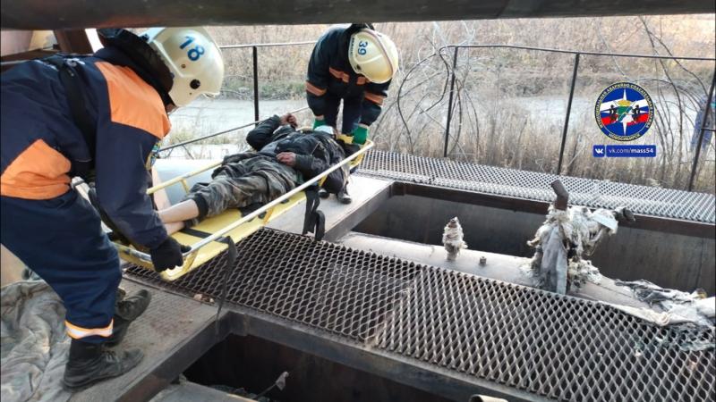 В Новосибирске спасатели вытащили мужчину из-под труб теплотрассы