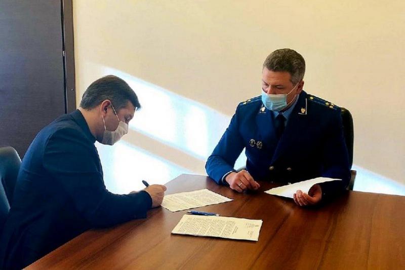 Правоохранительные органы не в первый раз обращают внимание на ведомство Якова Сандакова