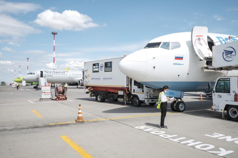 Самолет столкнулся с топливозаправщиком в аэропорту Астрахани